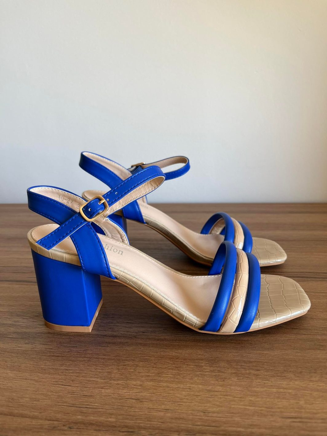 sandália croco azul