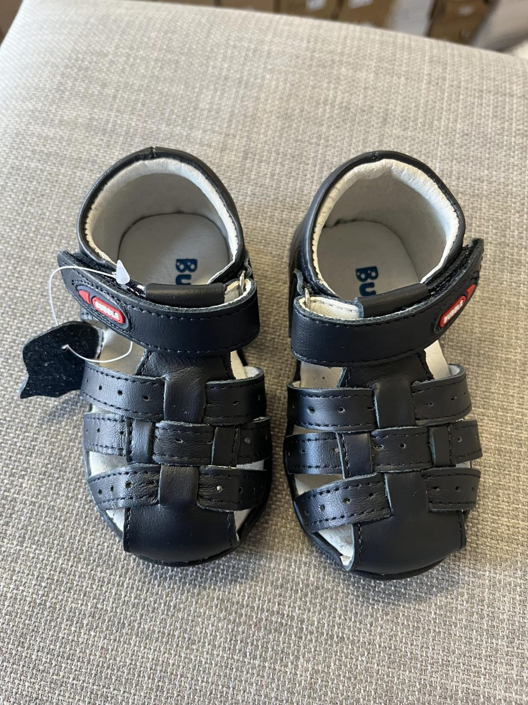 Sandálias fechadas de menino