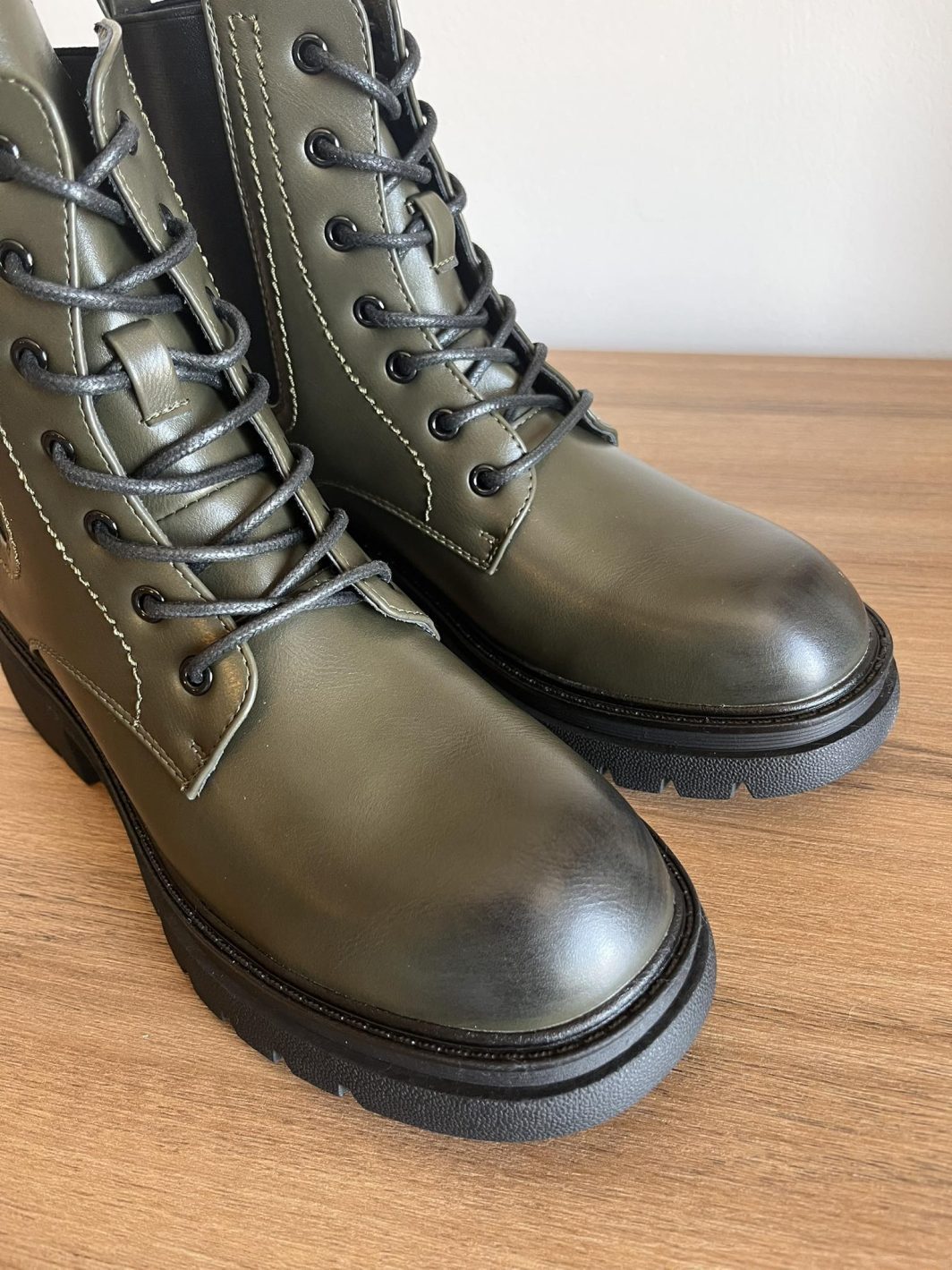 Bota militar com elástico