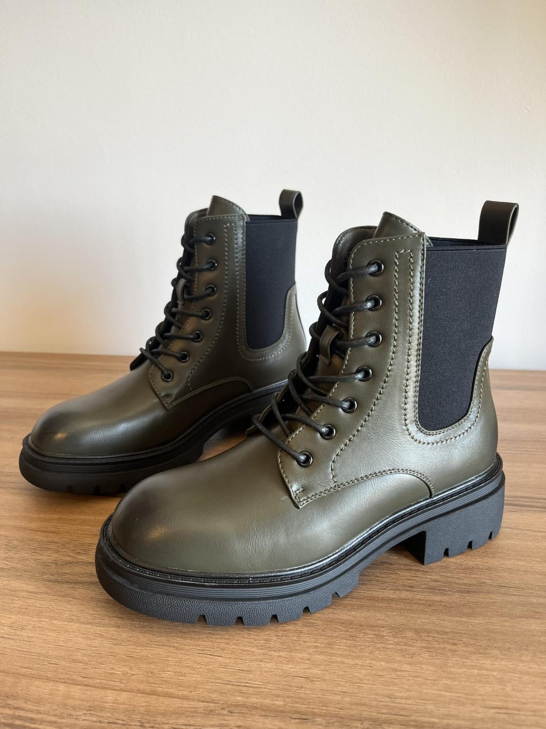 Bota militar com elástico