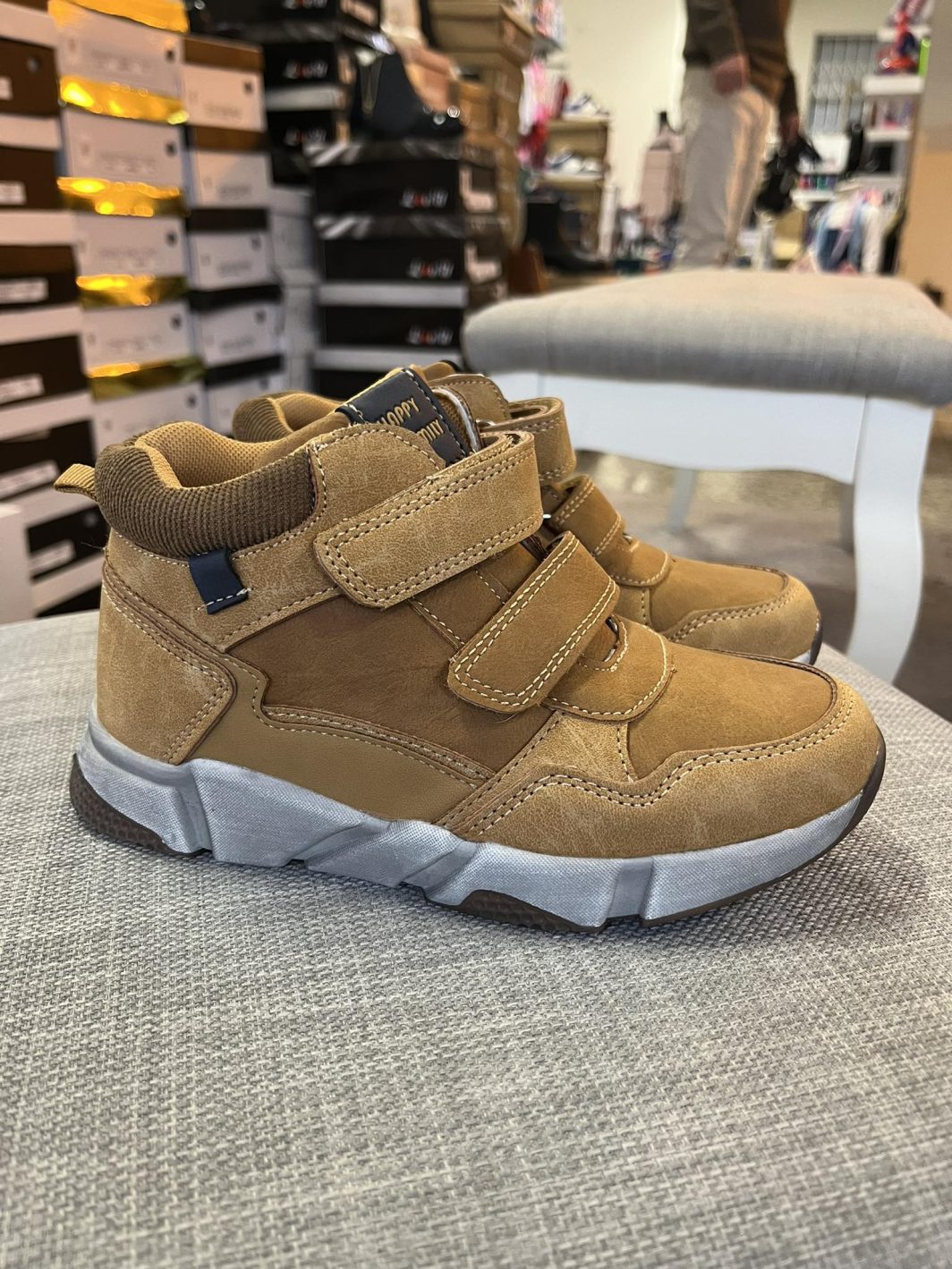 Bota de menino com velcros