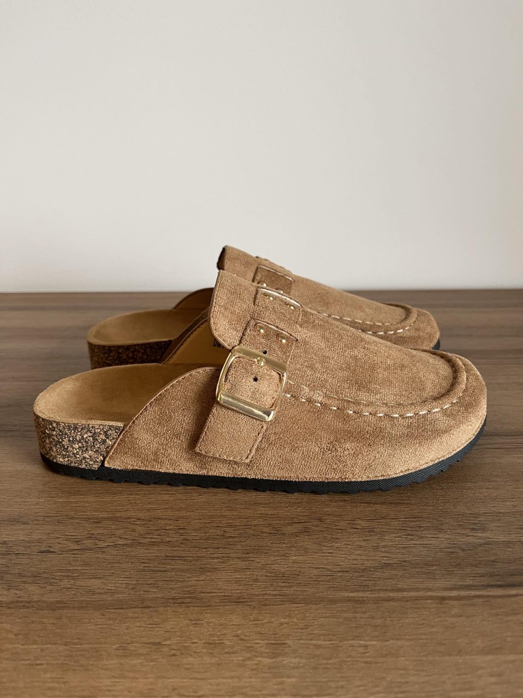 chinelo tipo mule camel