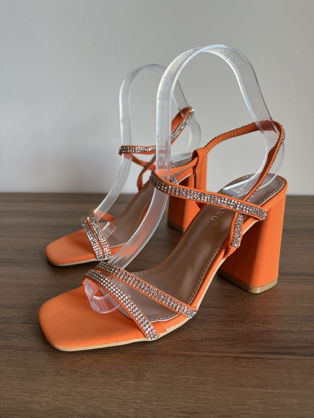 sandália de salto laranja