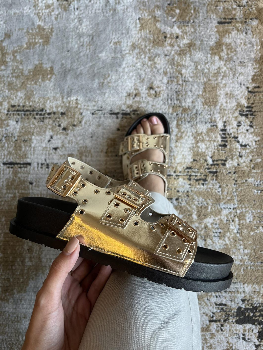 chinelo inspiração dourado