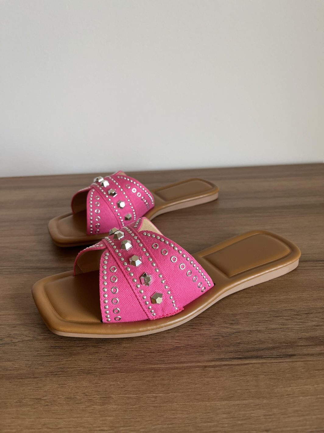 chinelo tachas rosa