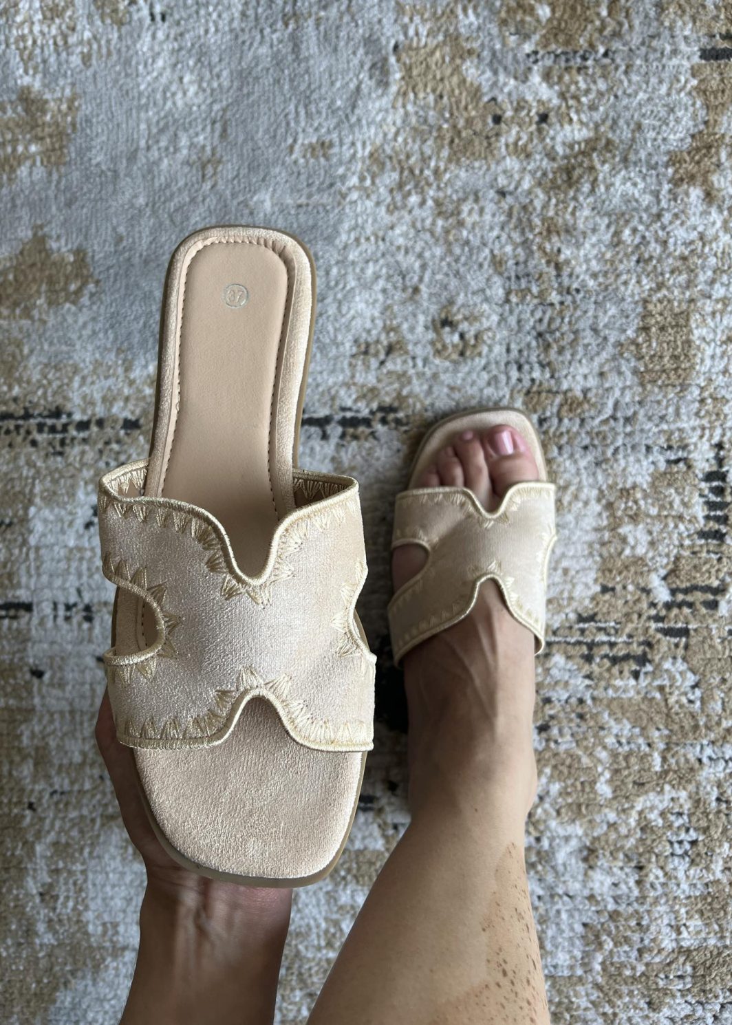 Chinelo H em camurça