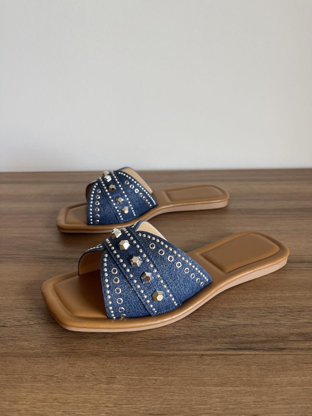 chinelo tachas azul