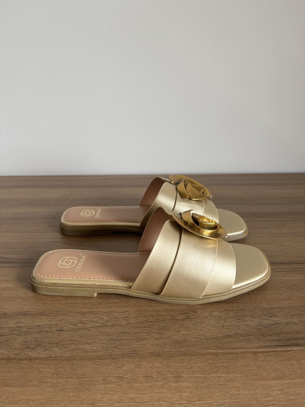 chinelo raso dourado