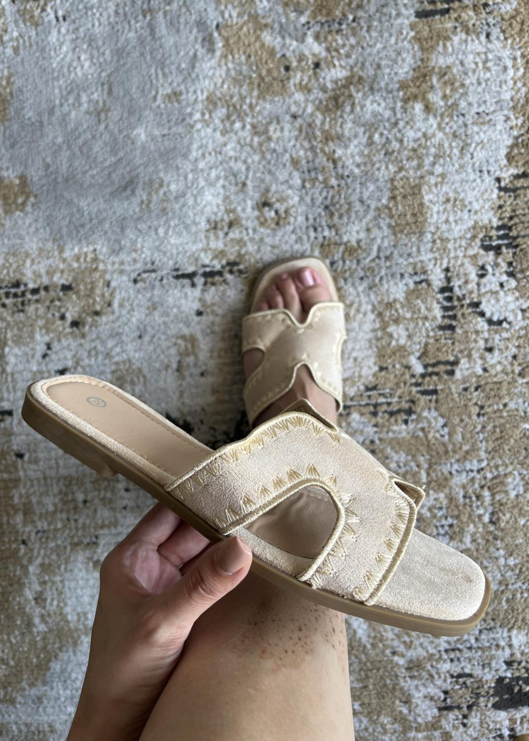 Chinelo H em camurça