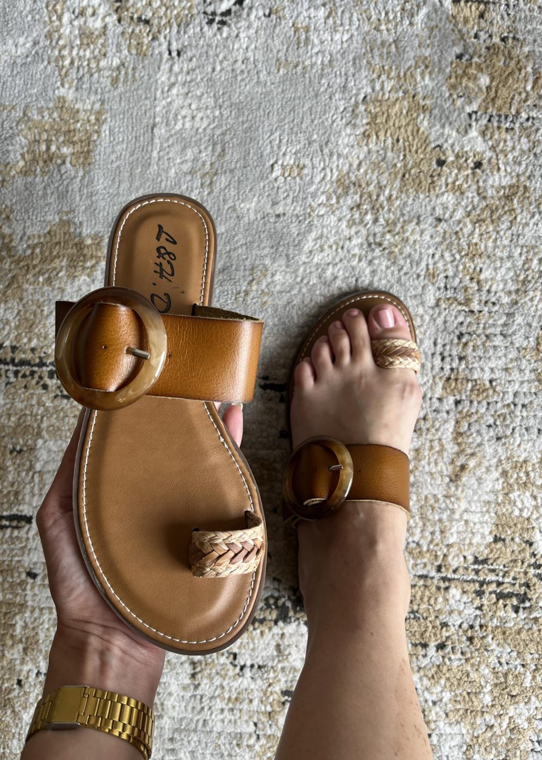 chinelo raso camel