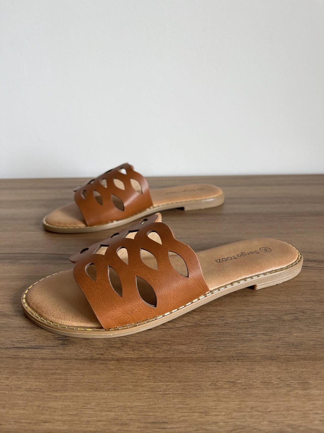 chinelo raso camel