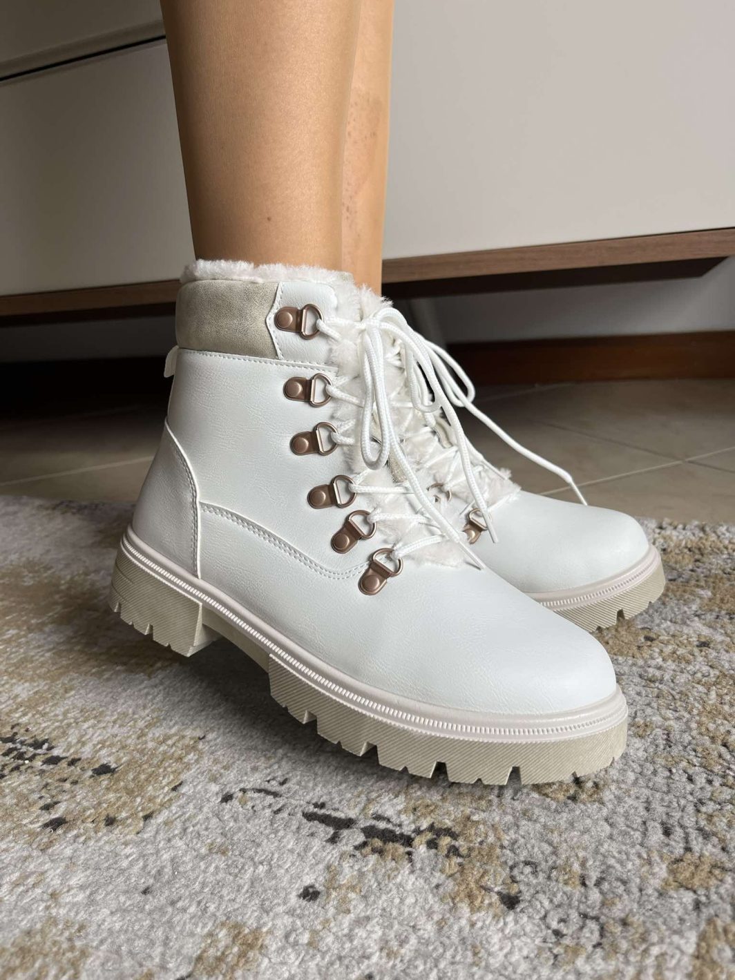 bota white winter