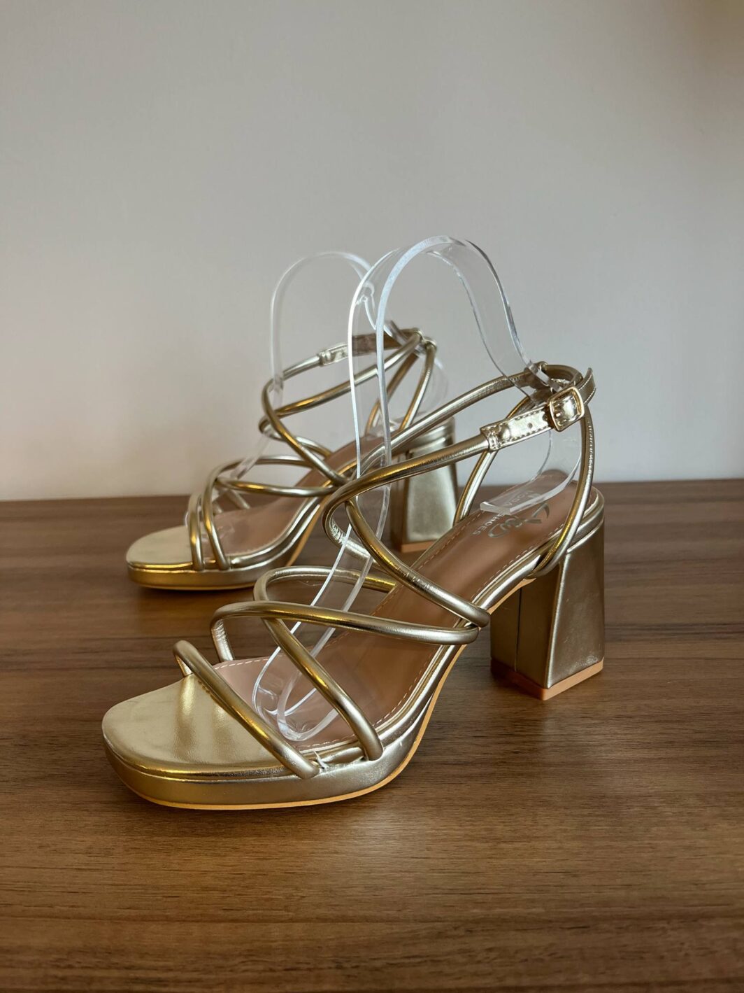 Sandália de salto com tiras cruzadas