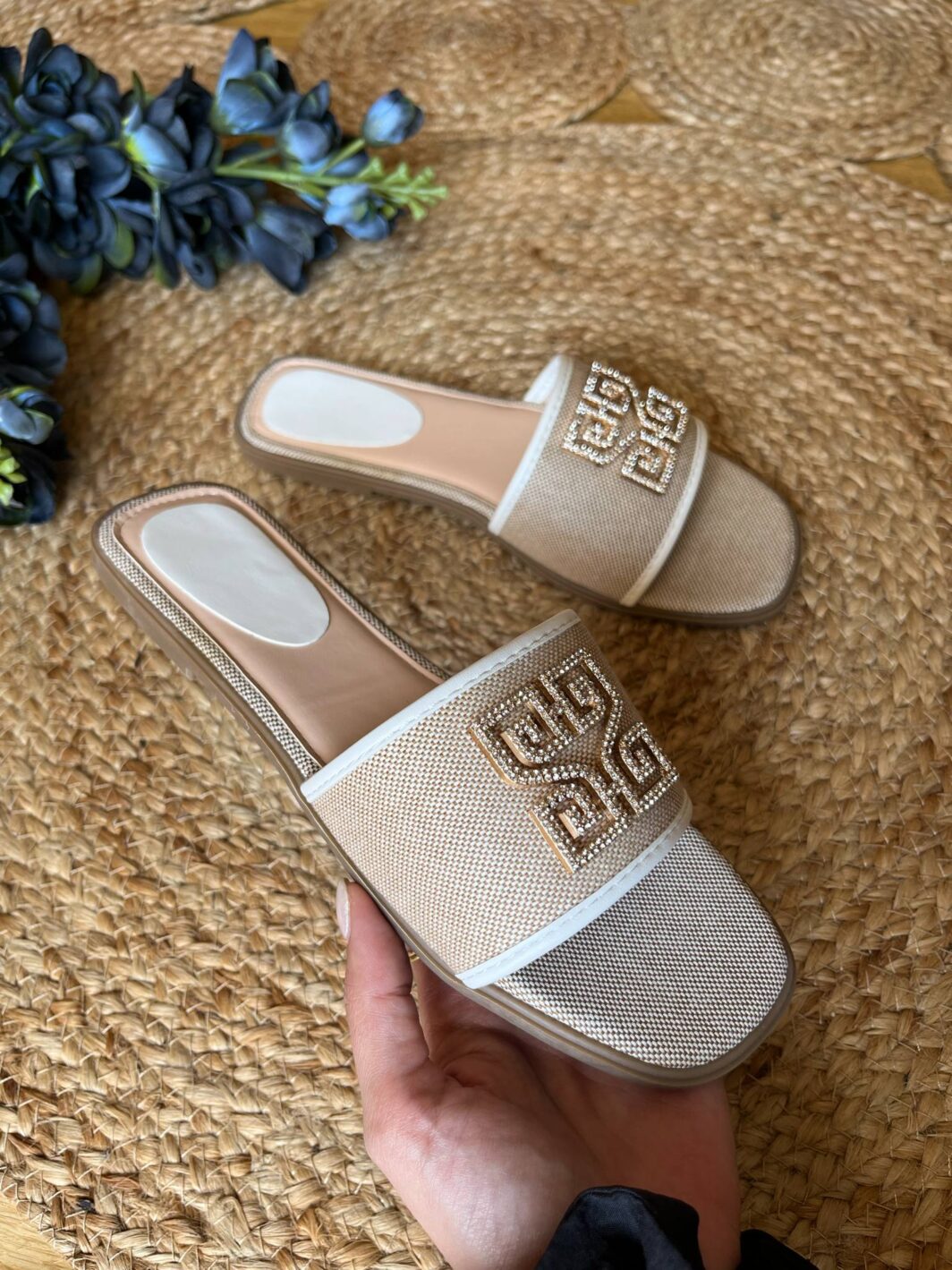 Chinelo Raso com Brilhantes
