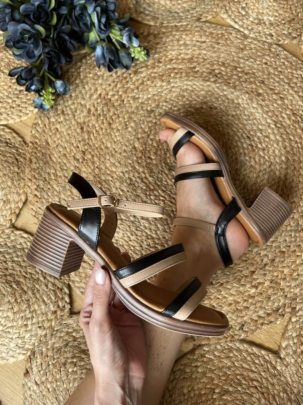 Sandália Bare Walk Preto&Bege