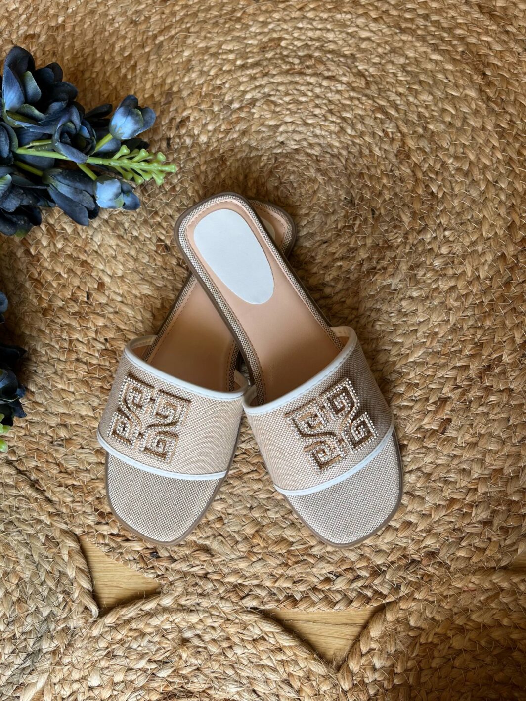 Chinelo Raso com Brilhantes