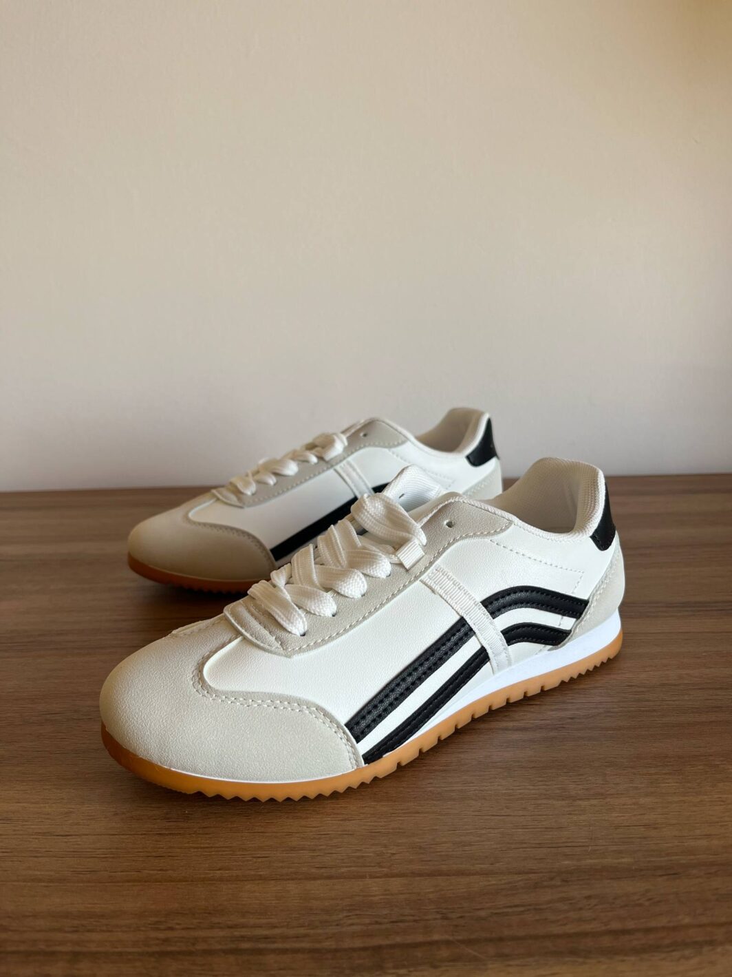 Sapatilha retro branca com riscas pretas