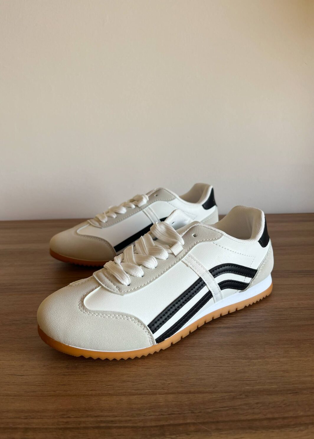 Sapatilha retro branca com riscas pretas