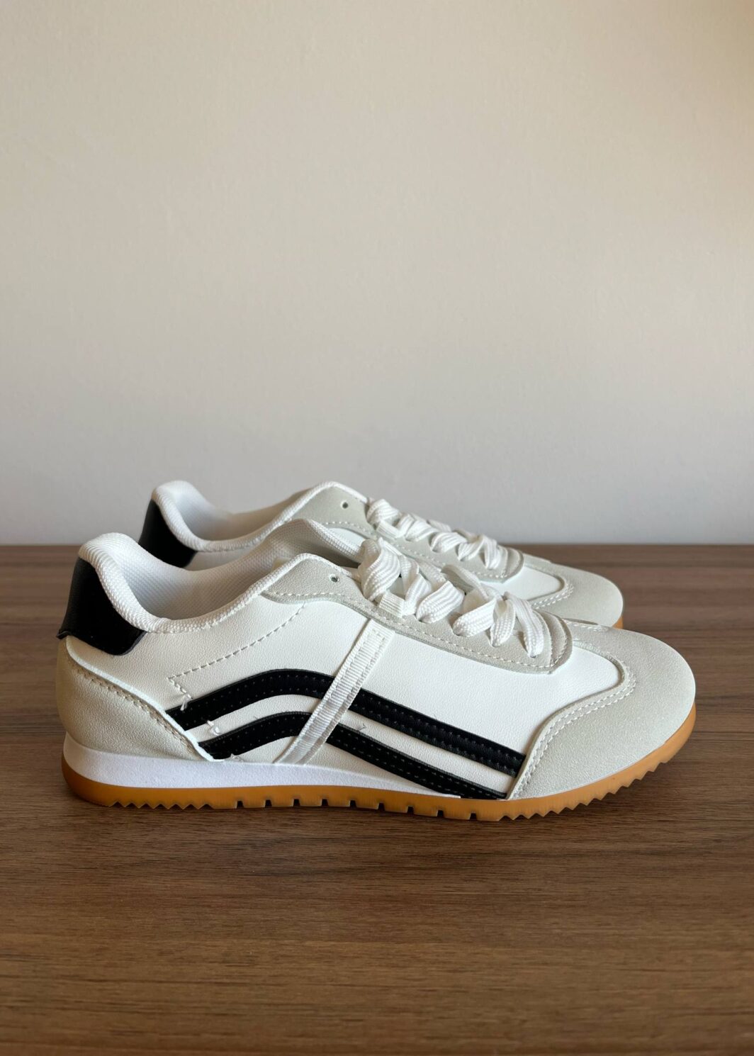 Sapatilha retro branca com riscas pretas