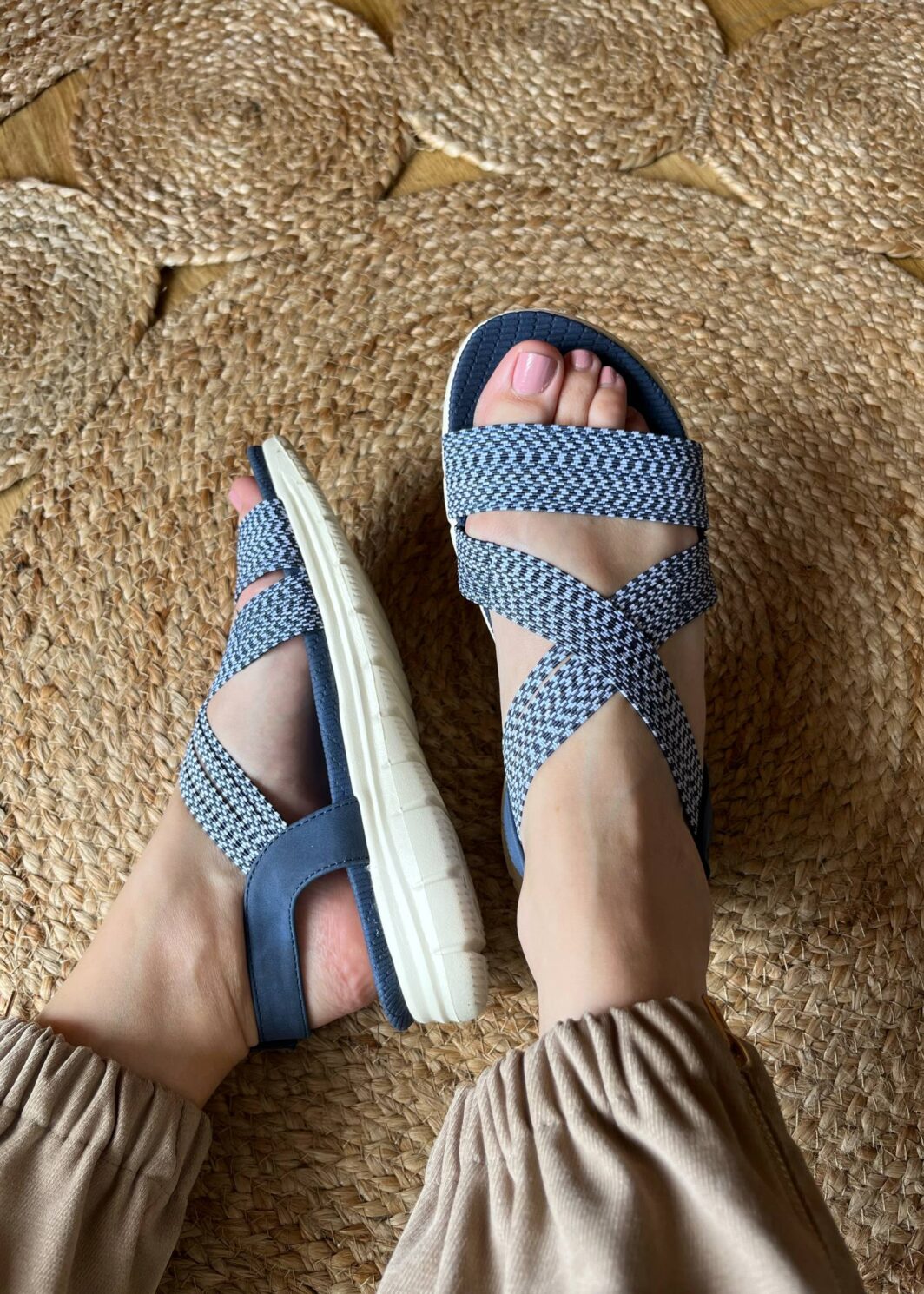 Sandália conforto com elásticos