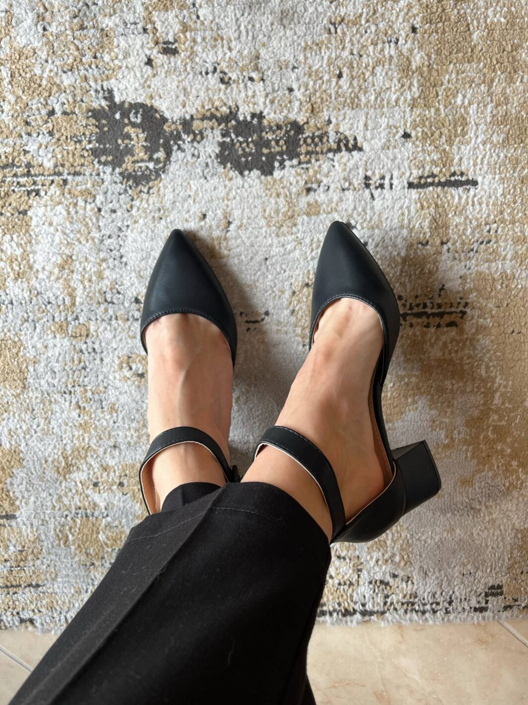 Sapato Preto Aberto Laterais