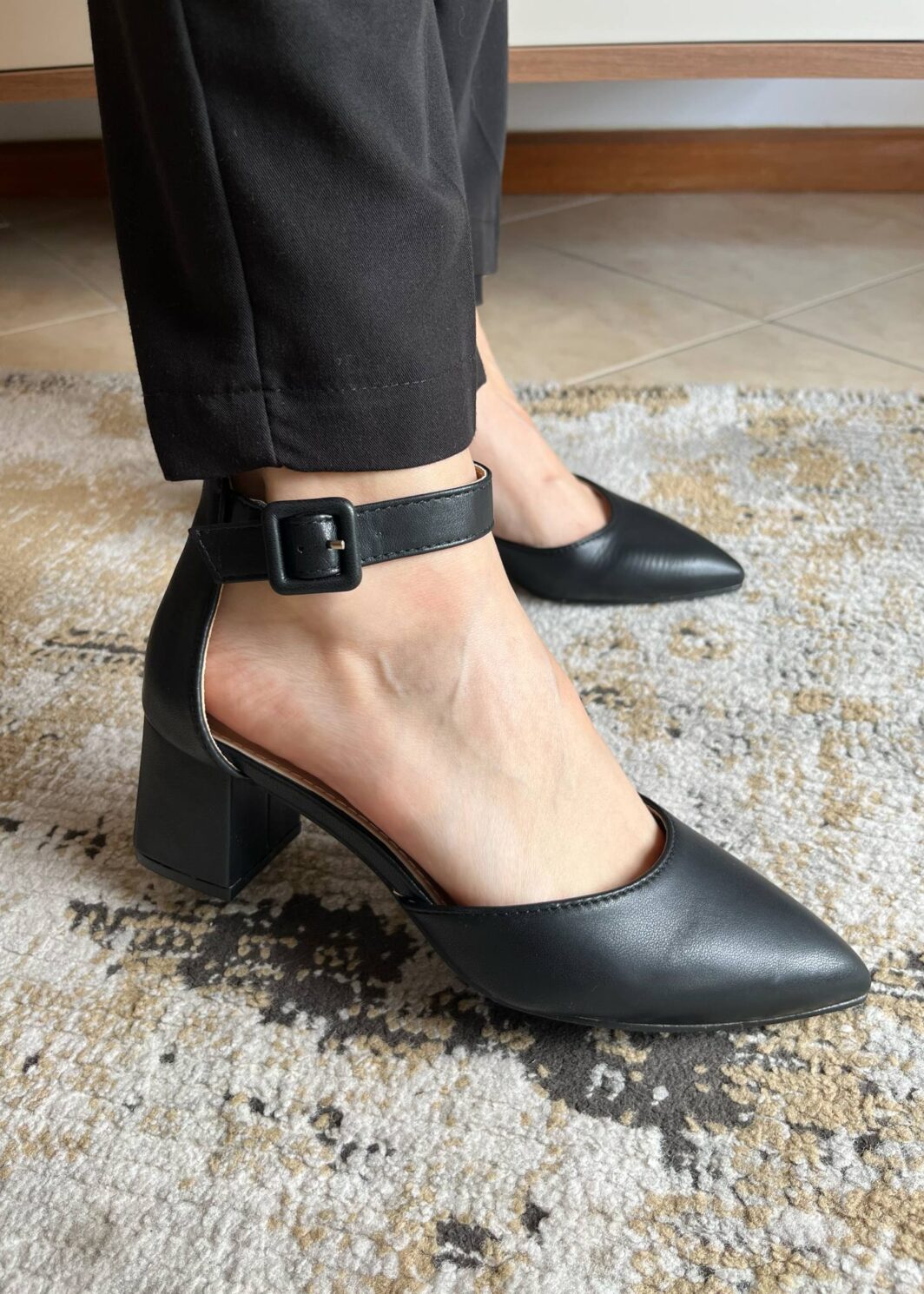 Sapato Preto Aberto Laterais