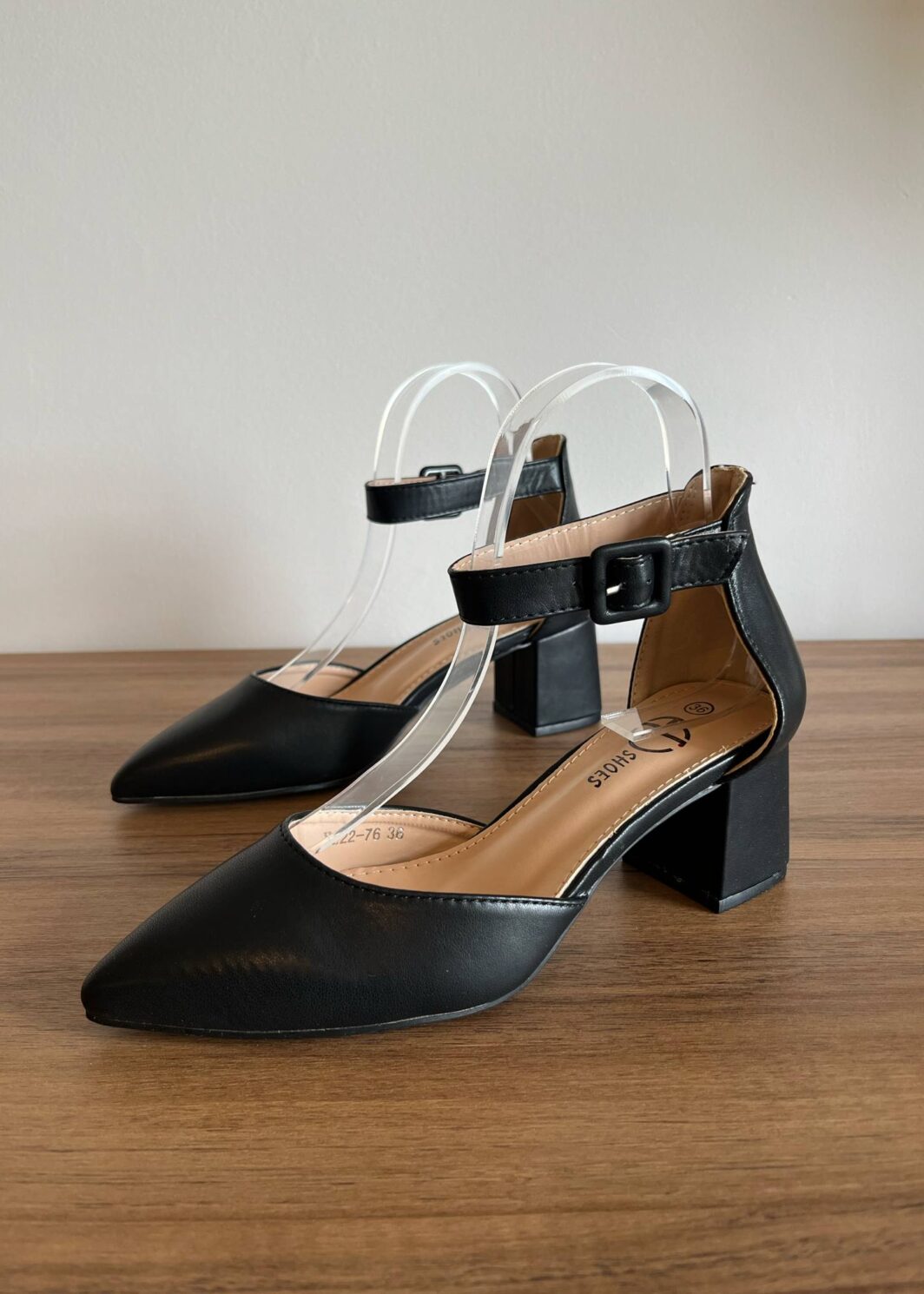 Sapato Preto Aberto Laterais