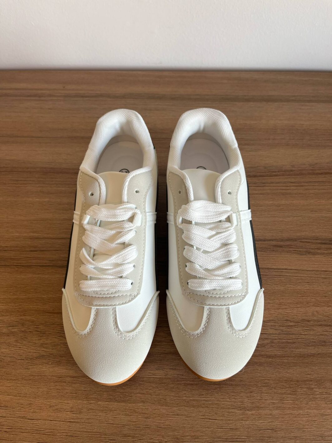 Sapatilha retro branca com riscas pretas