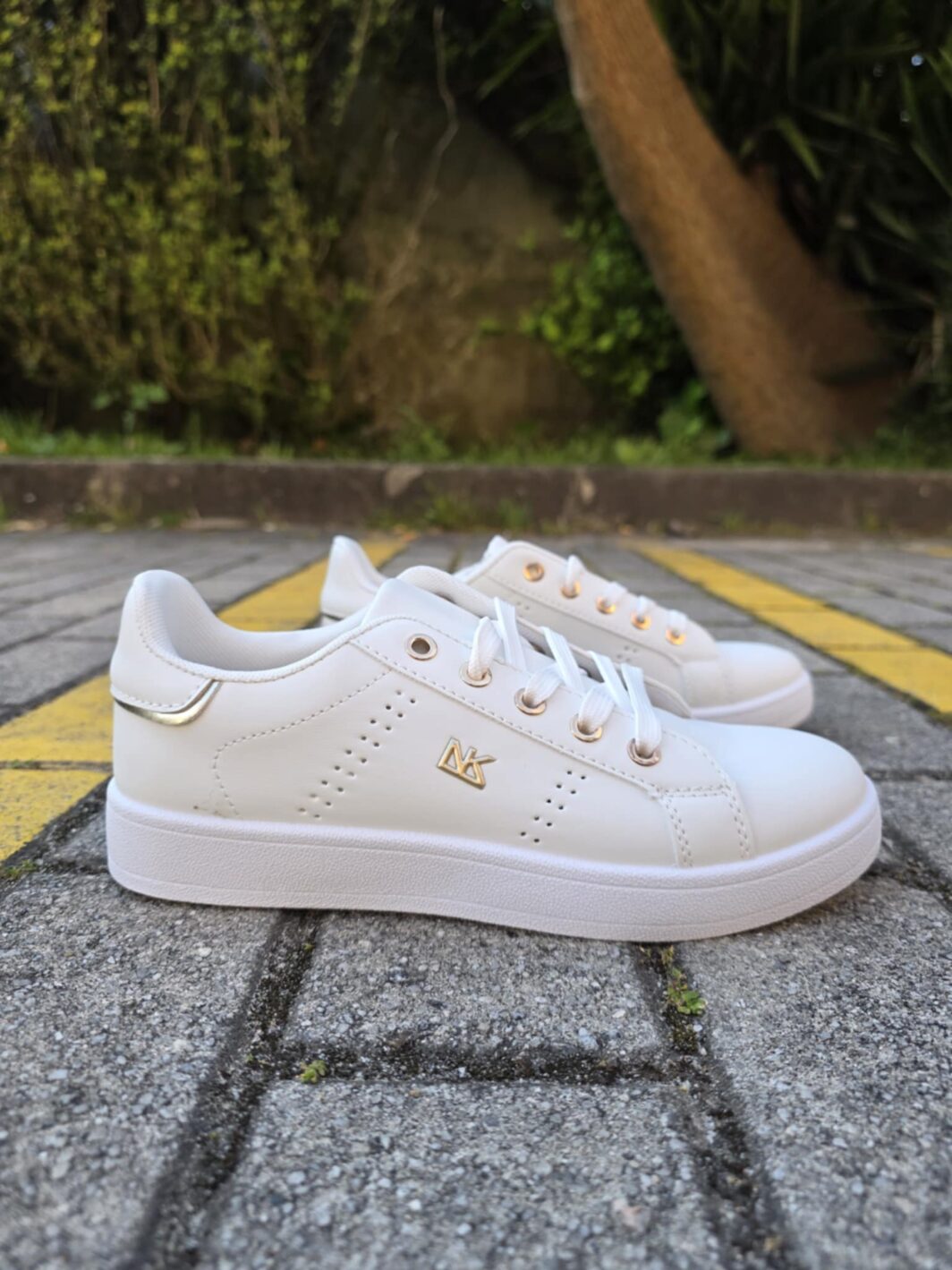 Ténis branco e dourado
