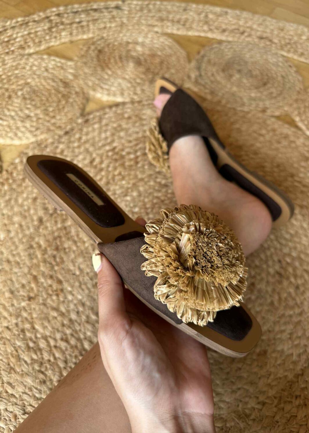 Chinelo Corina Flor Ráfia