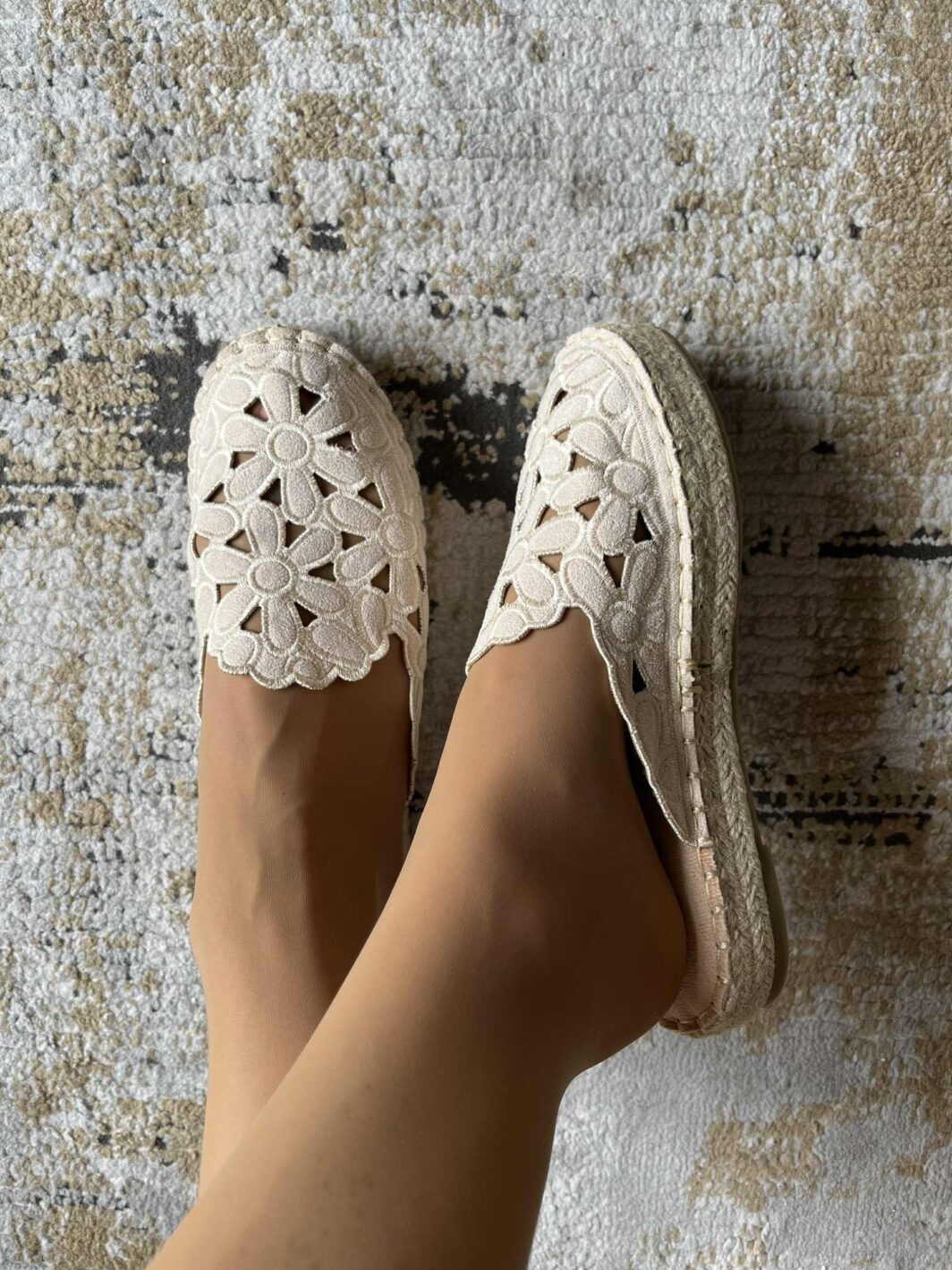 Mules floridas furadas - bege