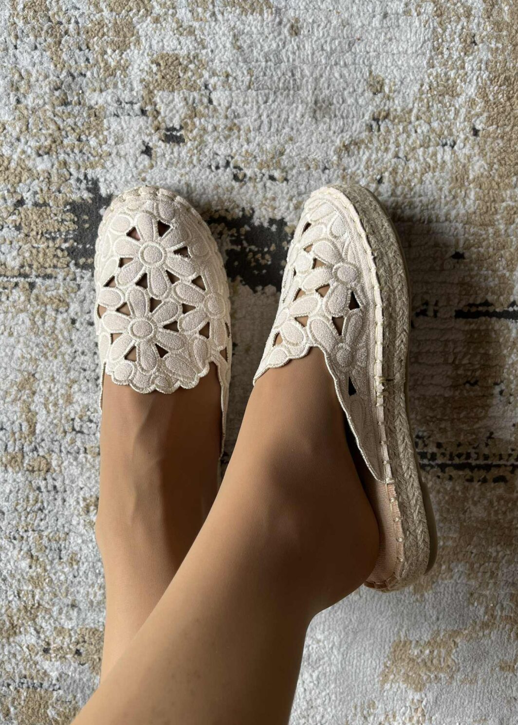 Mules floridas furadas - bege
