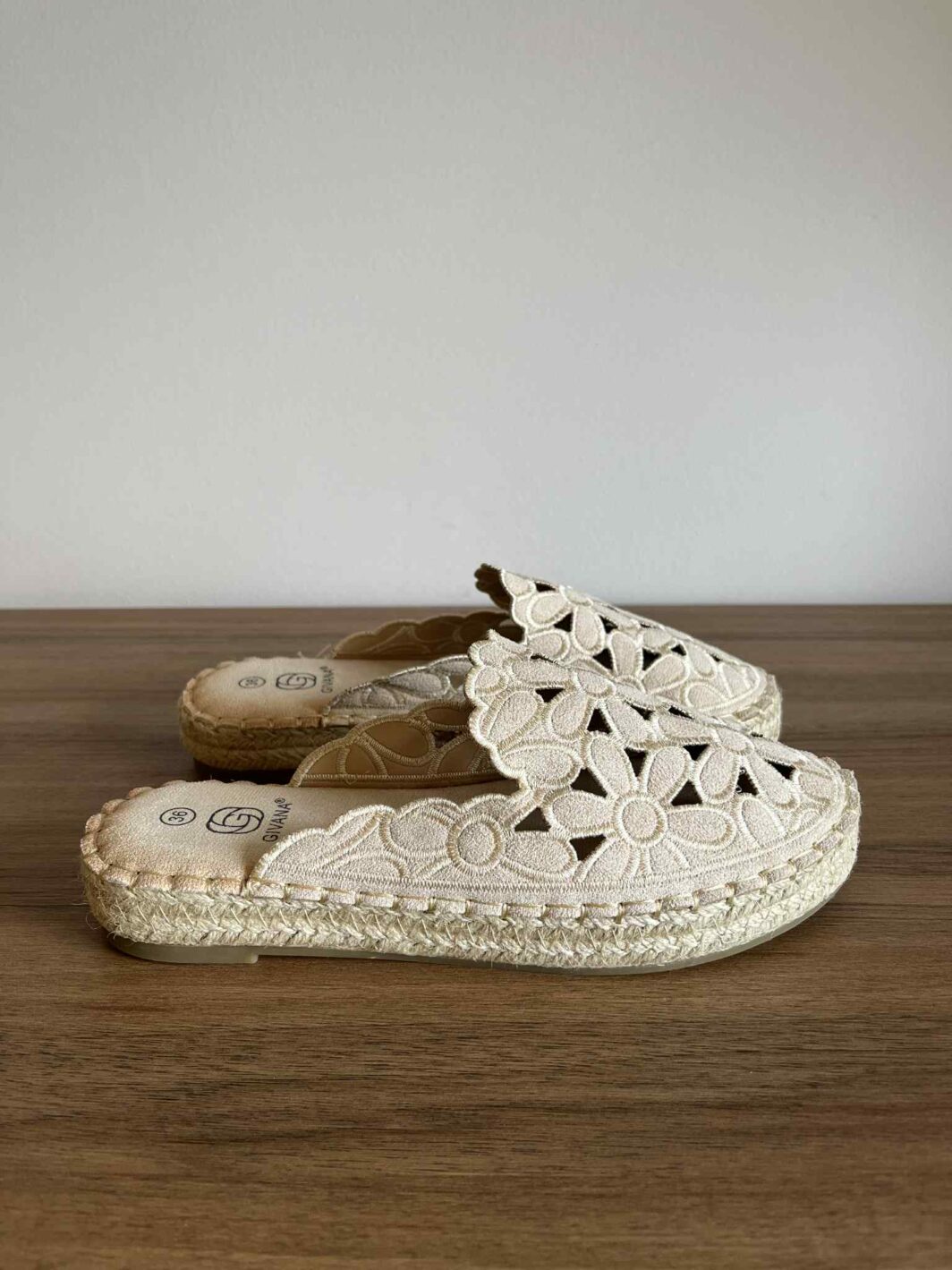 Mules floridas furadas - bege