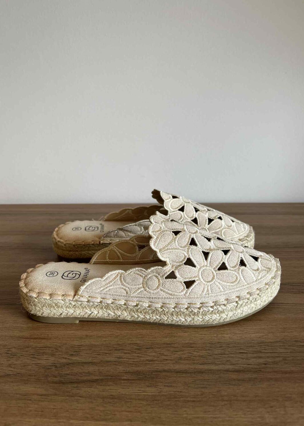 Mules floridas furadas - bege
