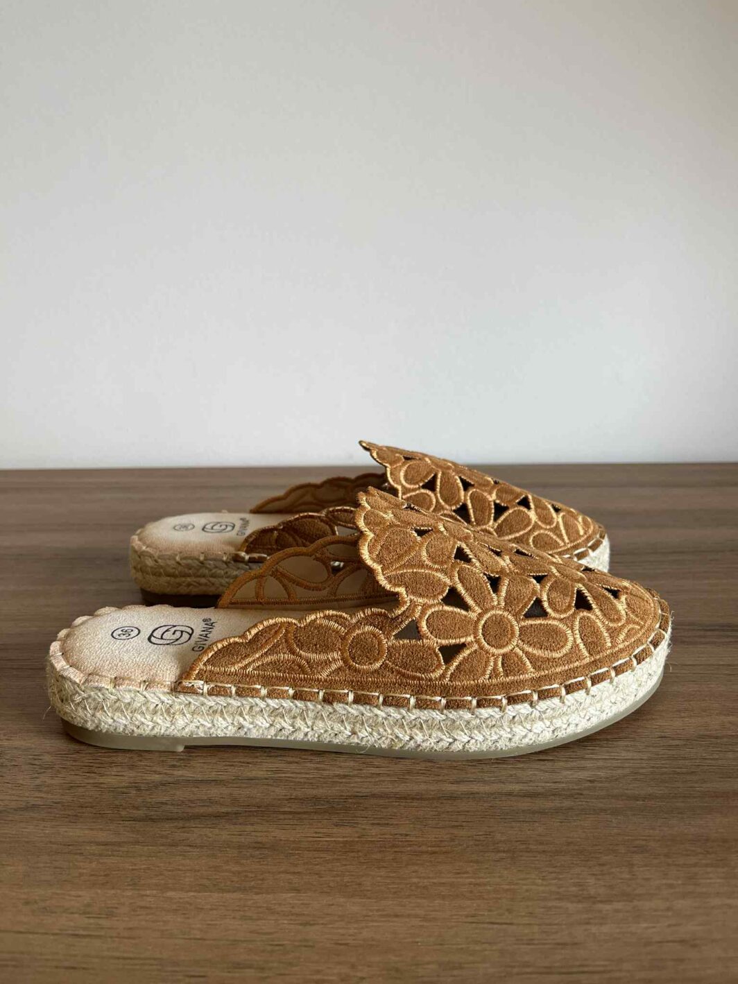 Mules floridas furadas - camel
