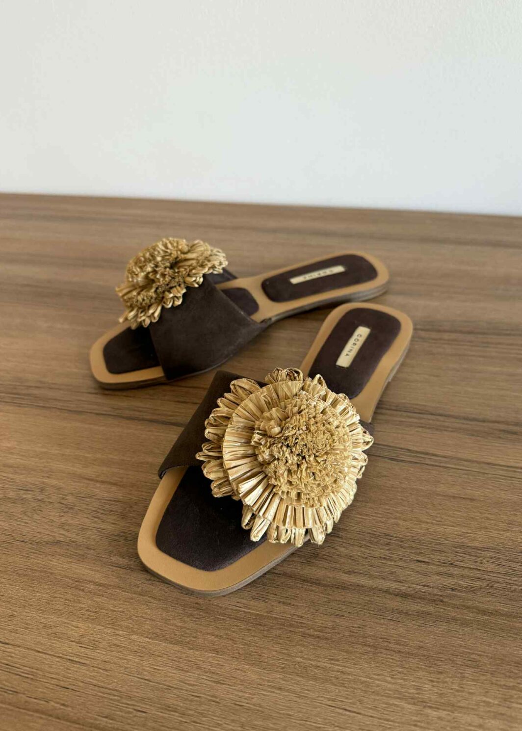 Chinelo Corina Flor Ráfia