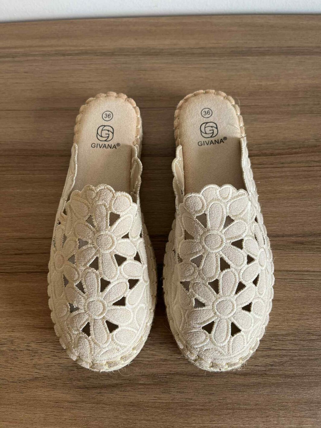 Mules floridas furadas - bege