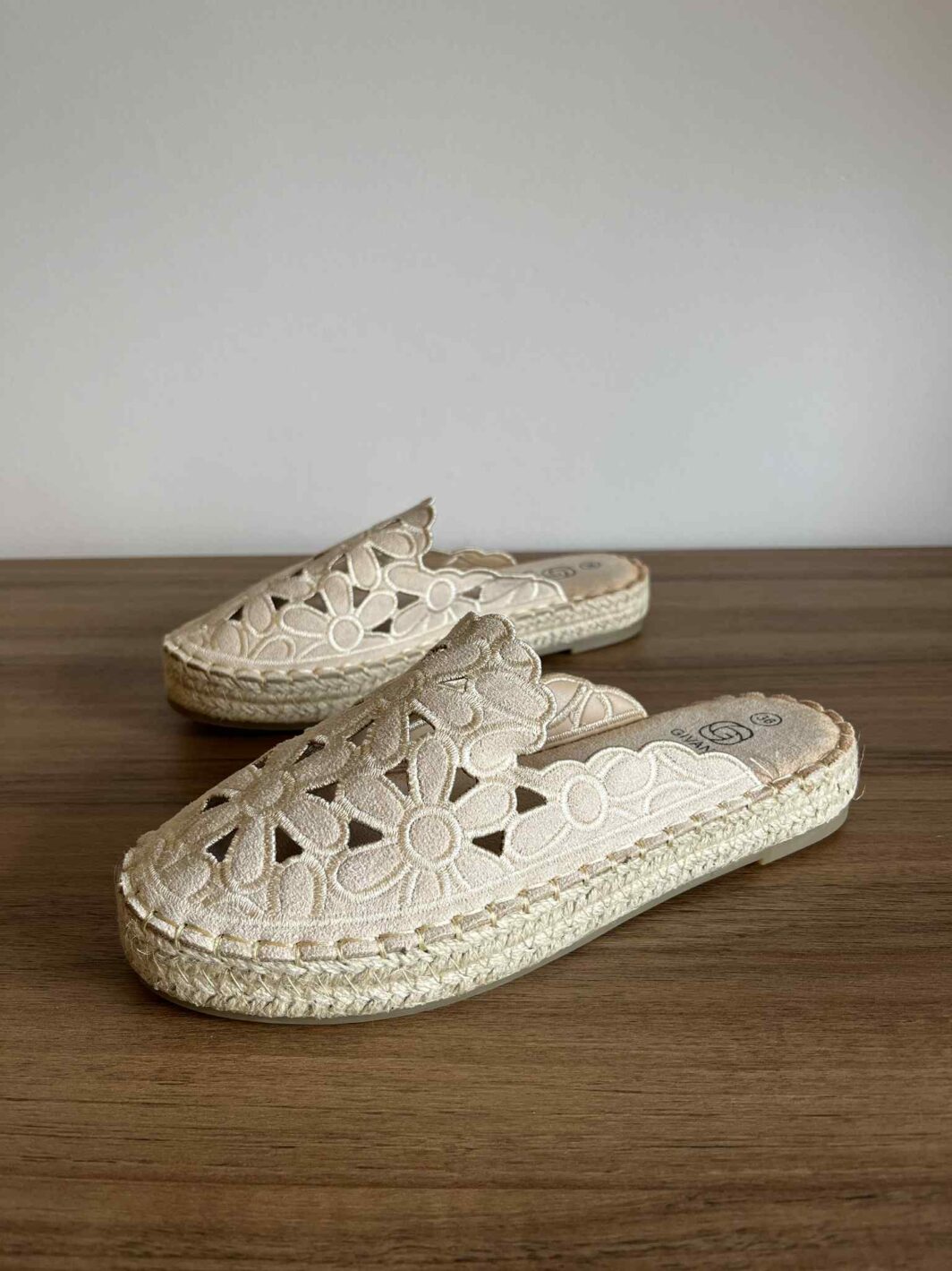 Mules floridas furadas - bege