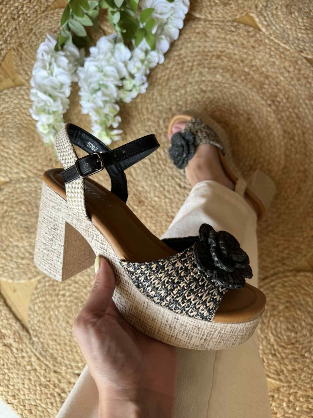 Sandália de salto alto com flor