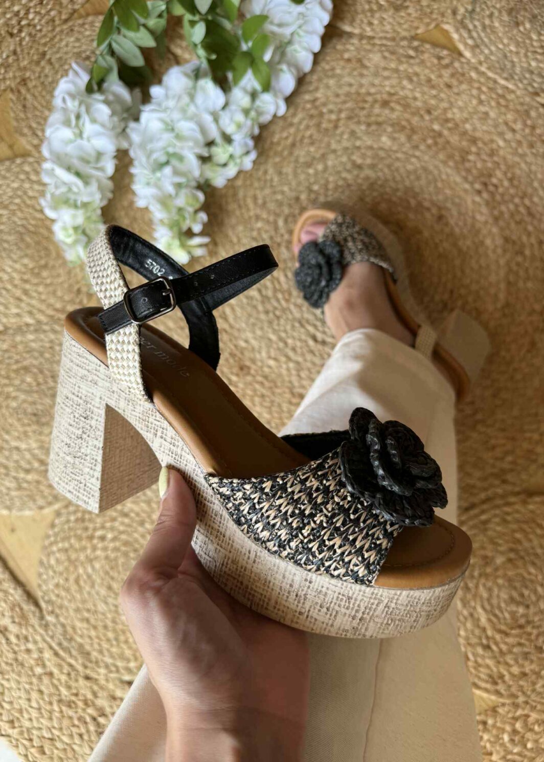 Sandália de salto alto com flor