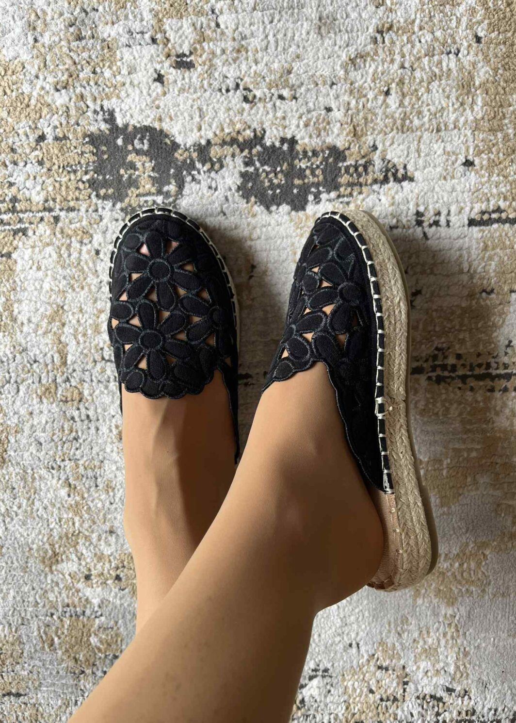 Mules floridas furadas - preto
