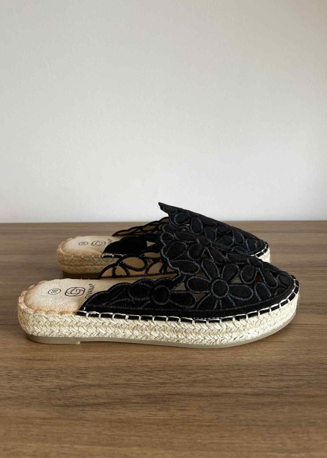 Mules floridas furadas - preto