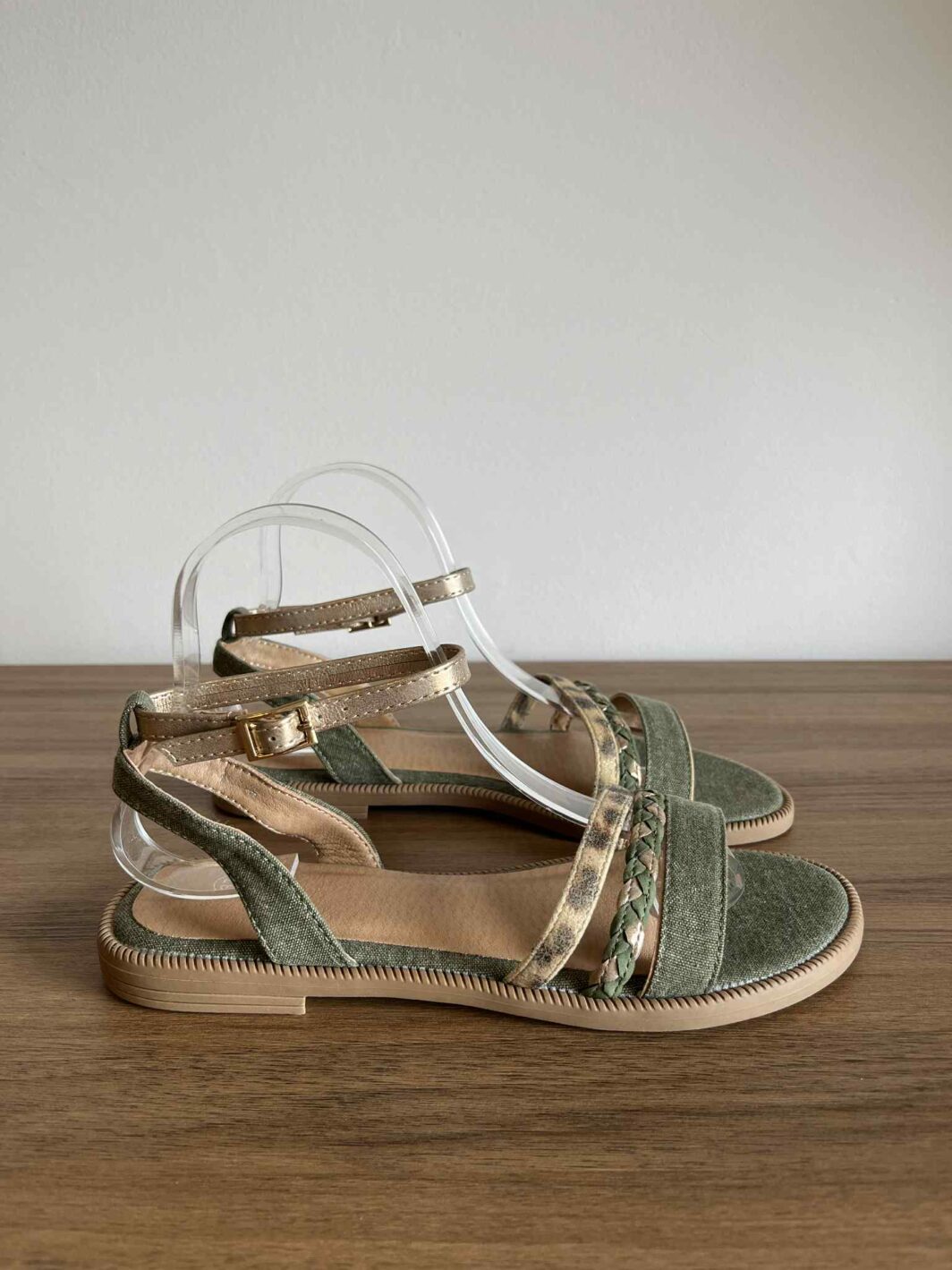 Sandália rasa tiras leopardo - verde