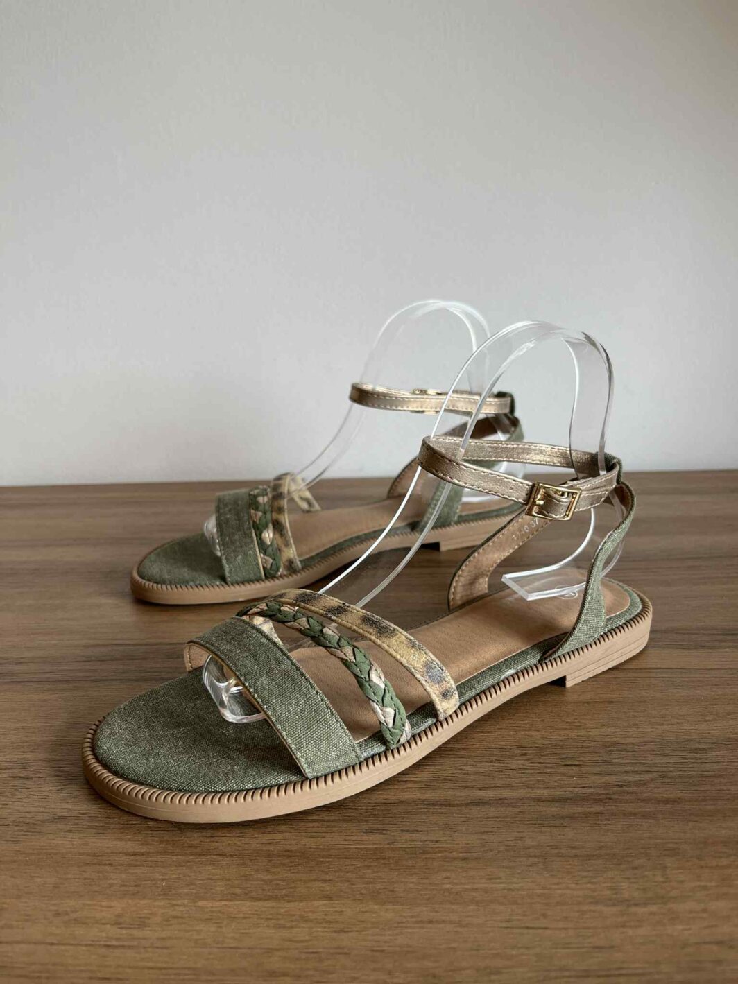 Sandália rasa tiras leopardo - verde