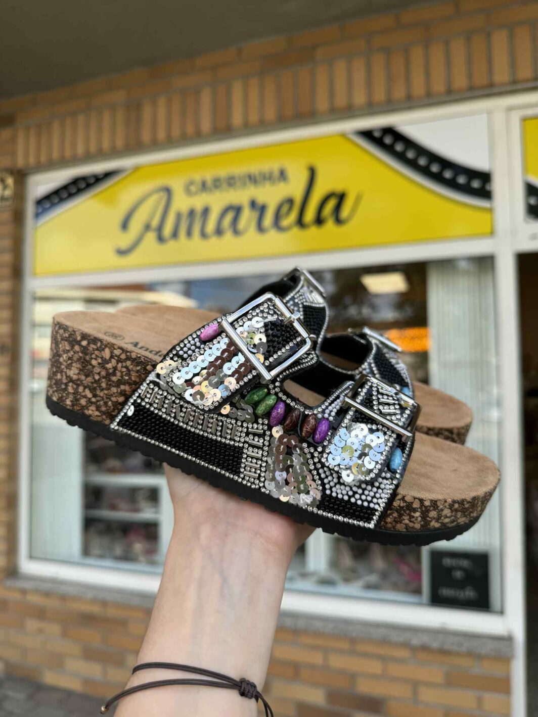 Chinelo de cunha com missangas - preto