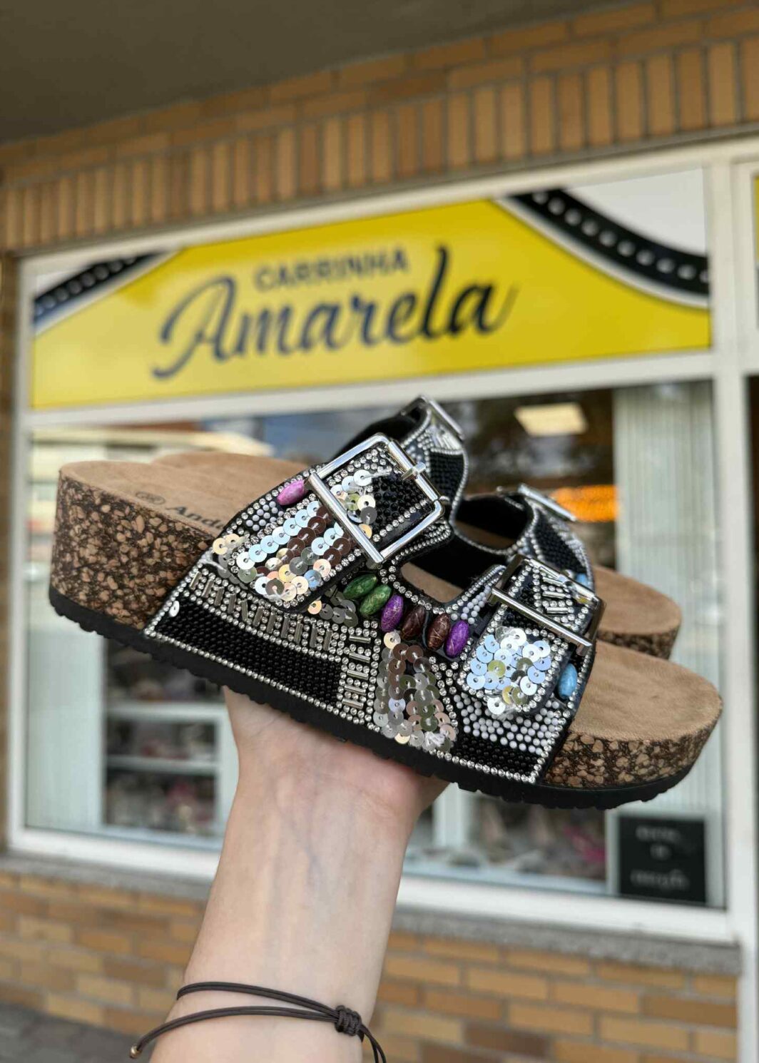 Chinelo de cunha com missangas - preto