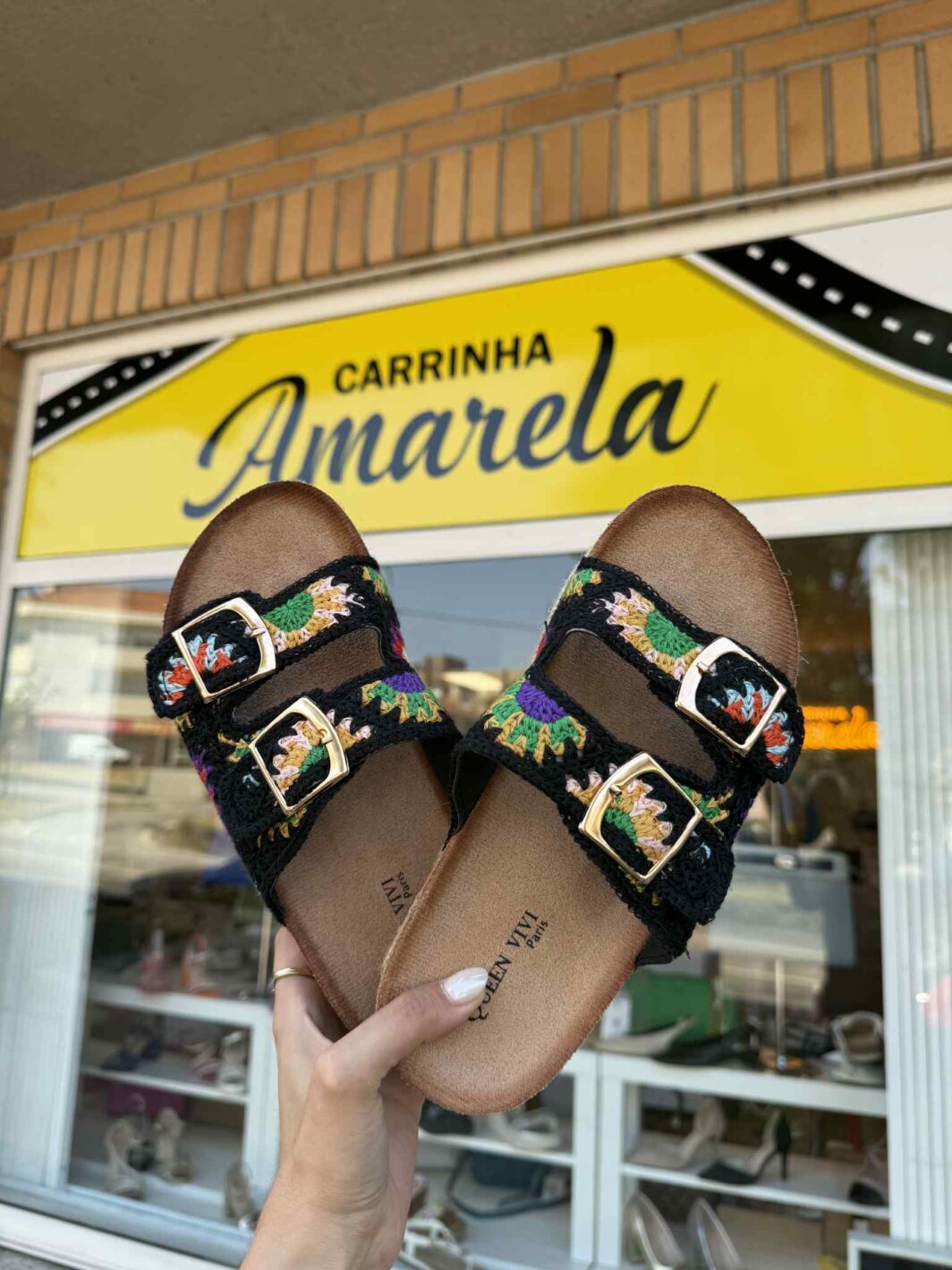 Chinelo Fivelas Bordado Florido - Preto