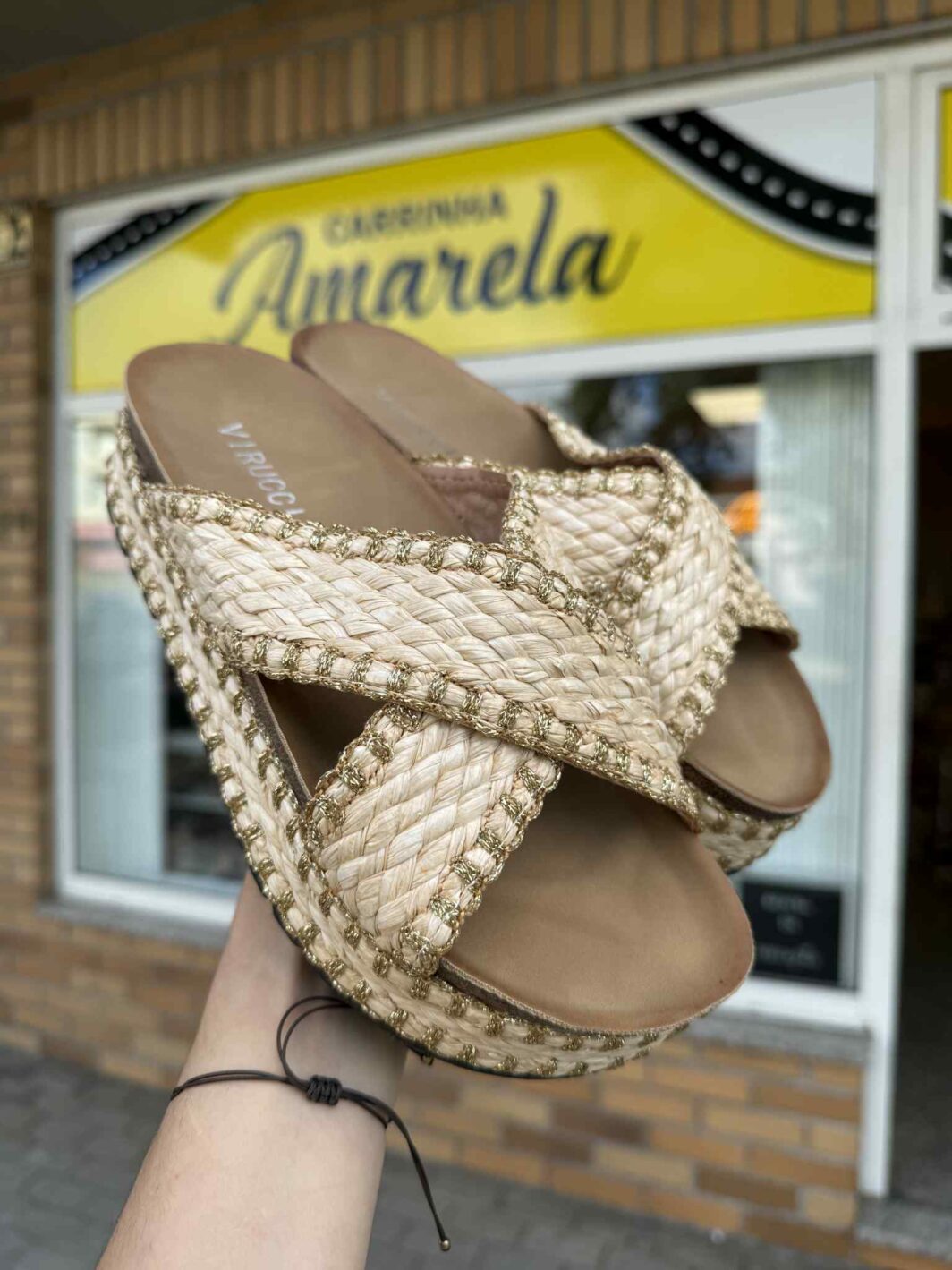 Chinelo plataforma tiras cruzadas - Bege