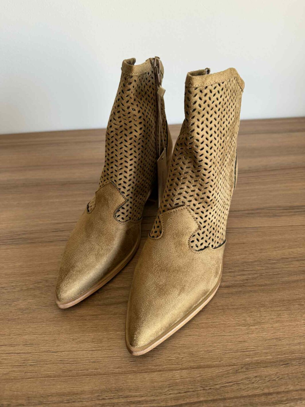 Botim Corina Furado Camel