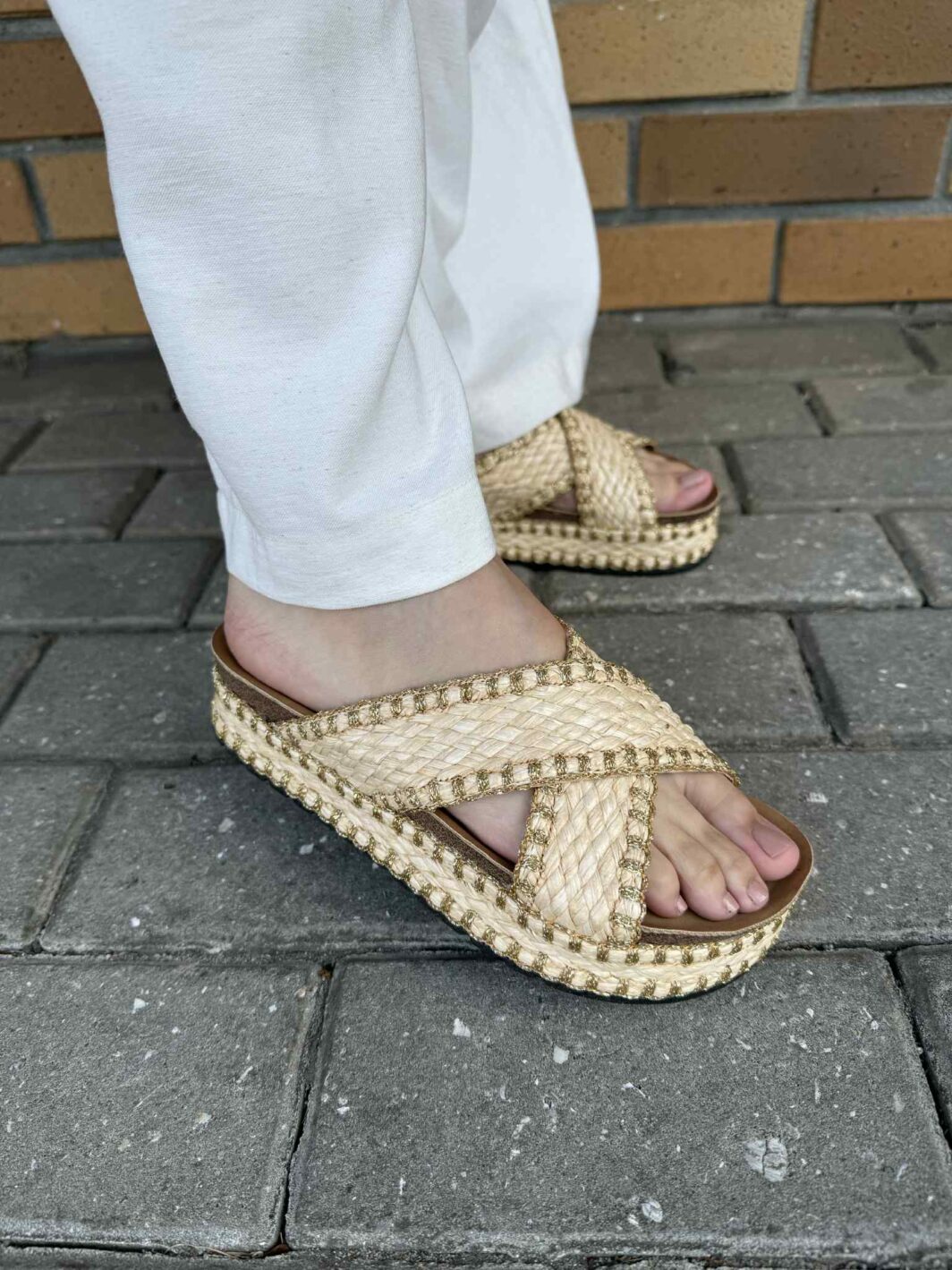Chinelo plataforma tiras cruzadas - Bege